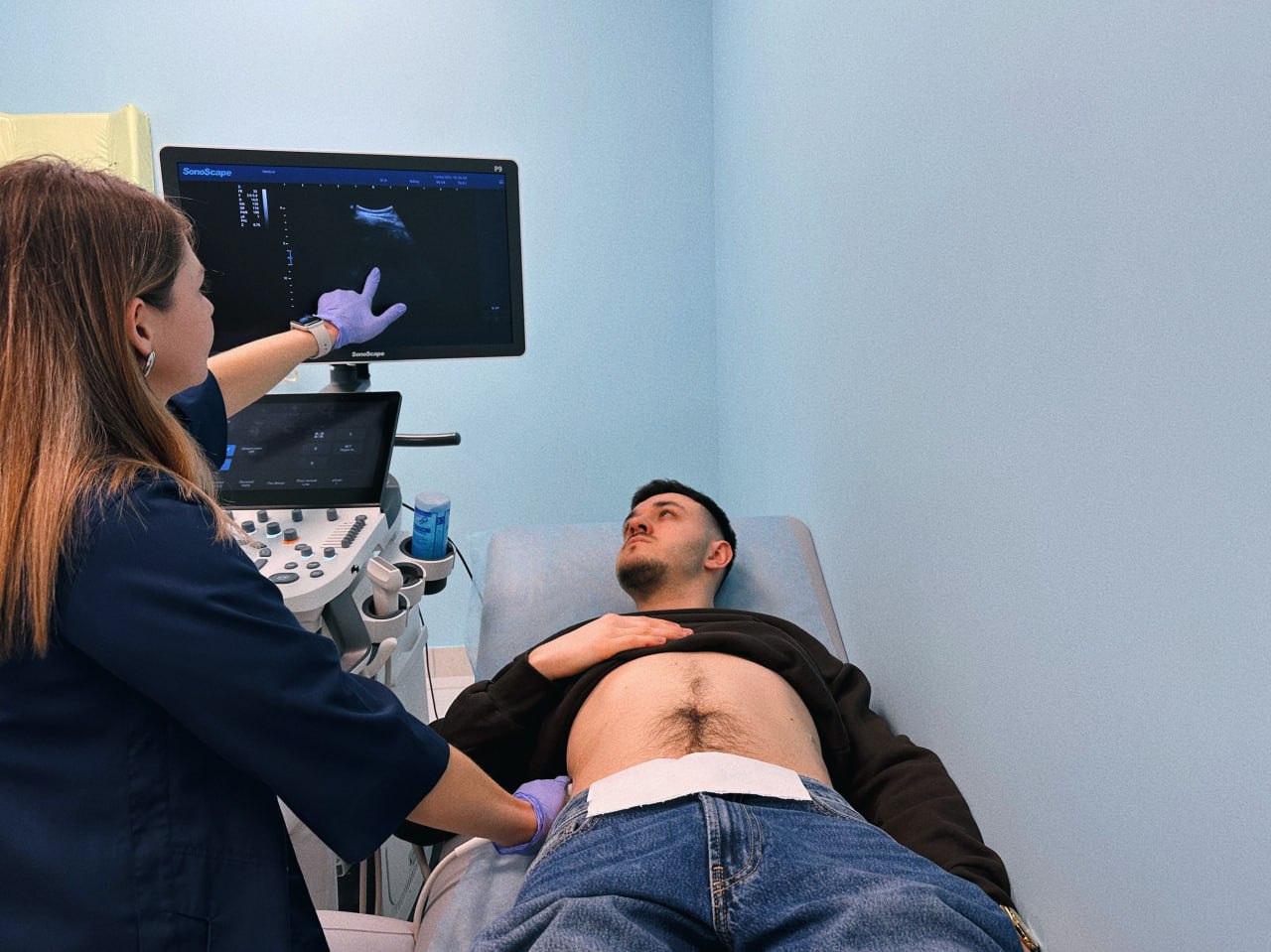 Проведення пацієнту УЗД нирок на прийомі у лікаря-уролога