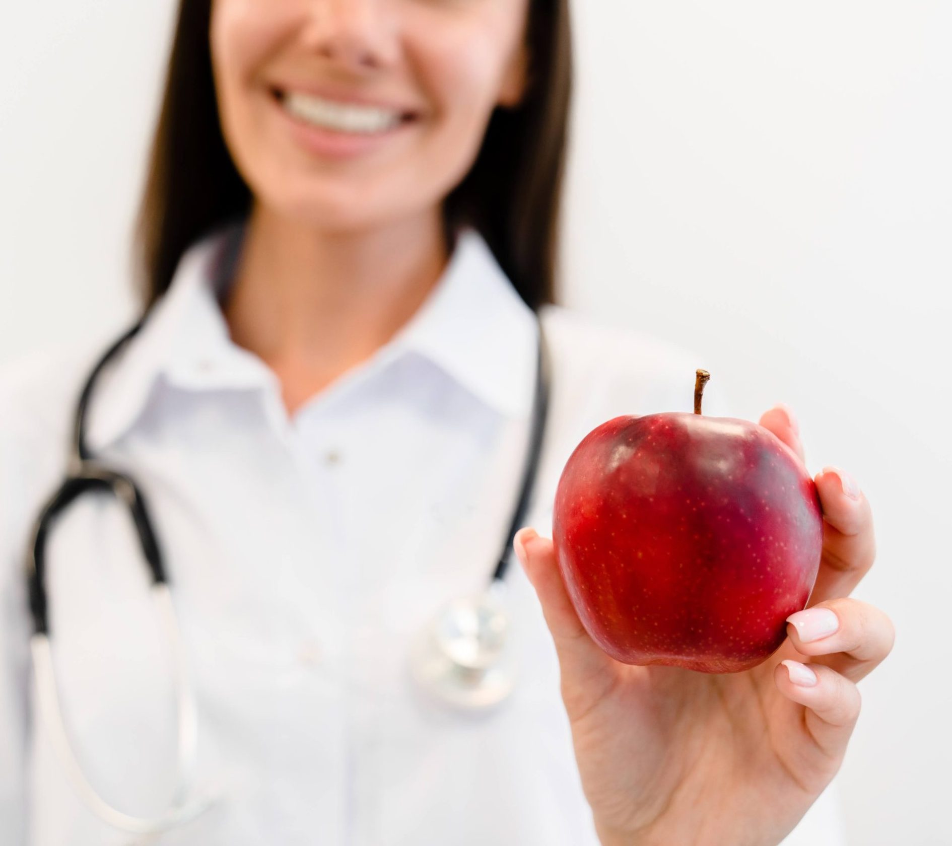 Лікар-дієтолог із яблуком