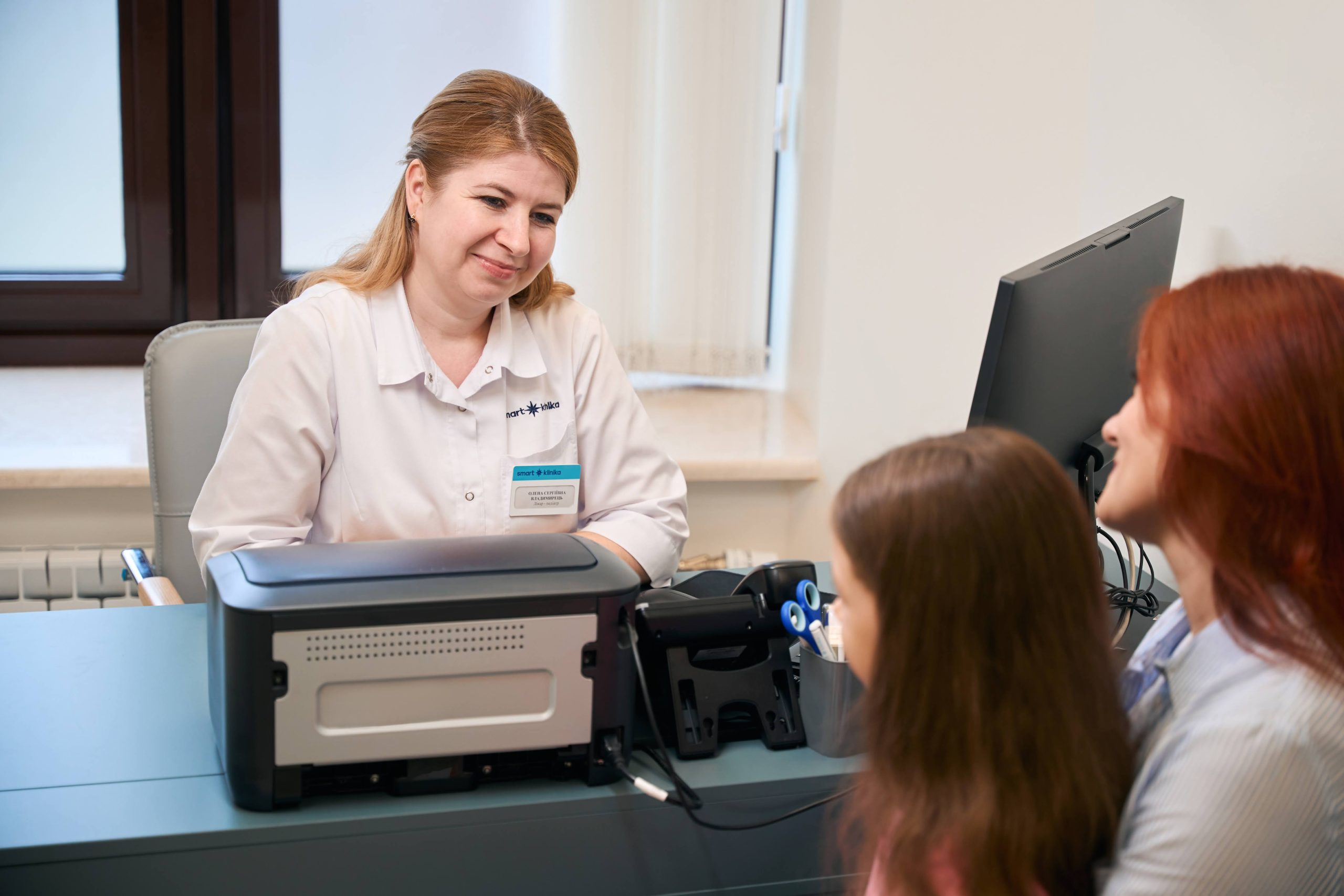 Мама з дитиною на прийомі у лікаря-педіатра