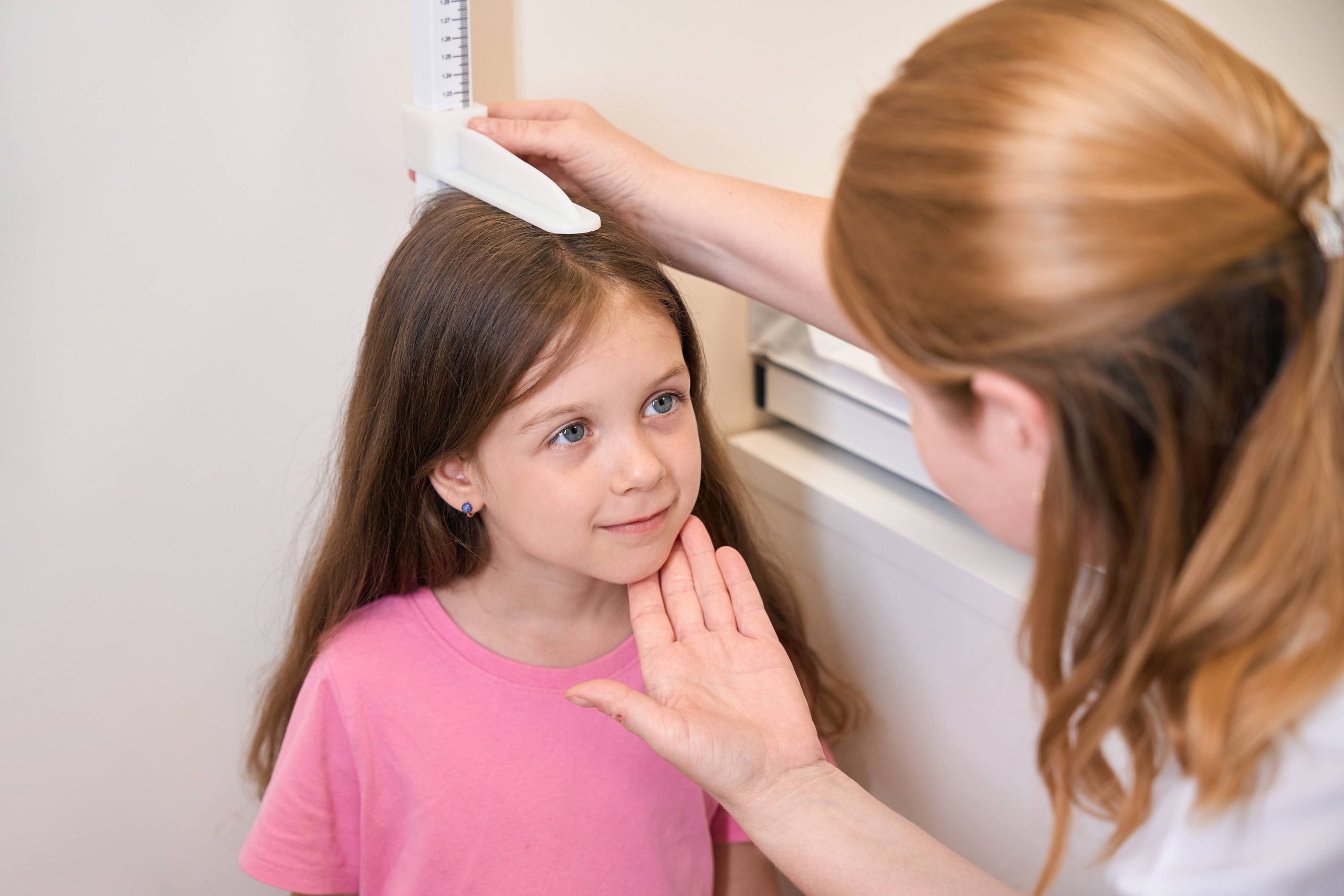 Вимірювання зросту дитині на прийомі