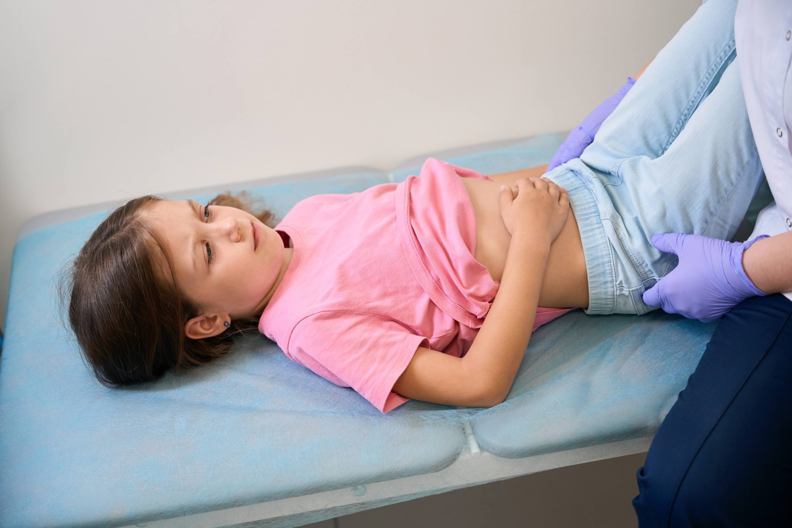 Огляд дитини на прийомі у лікаря-педіатра