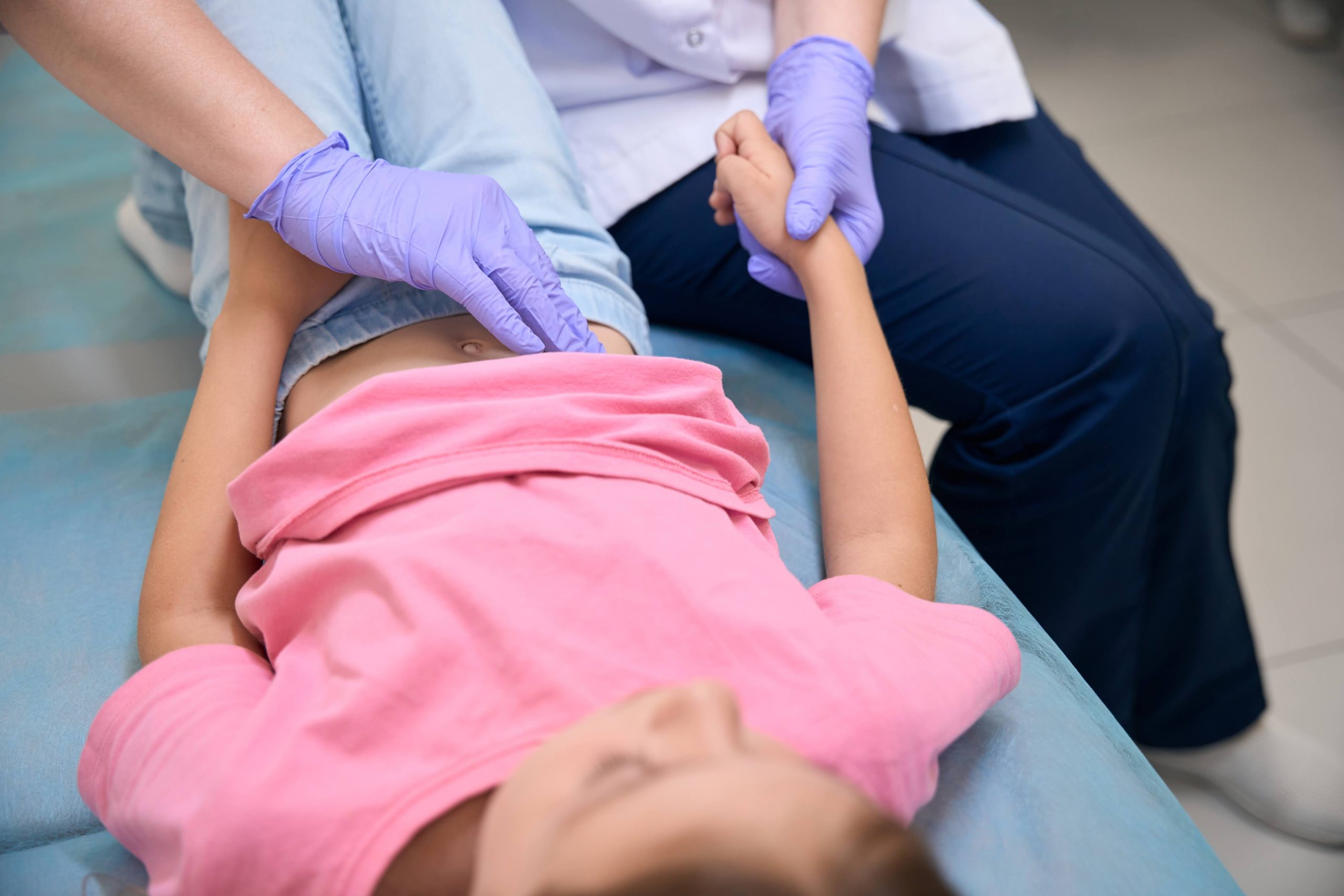 Пальпація живота у дитини