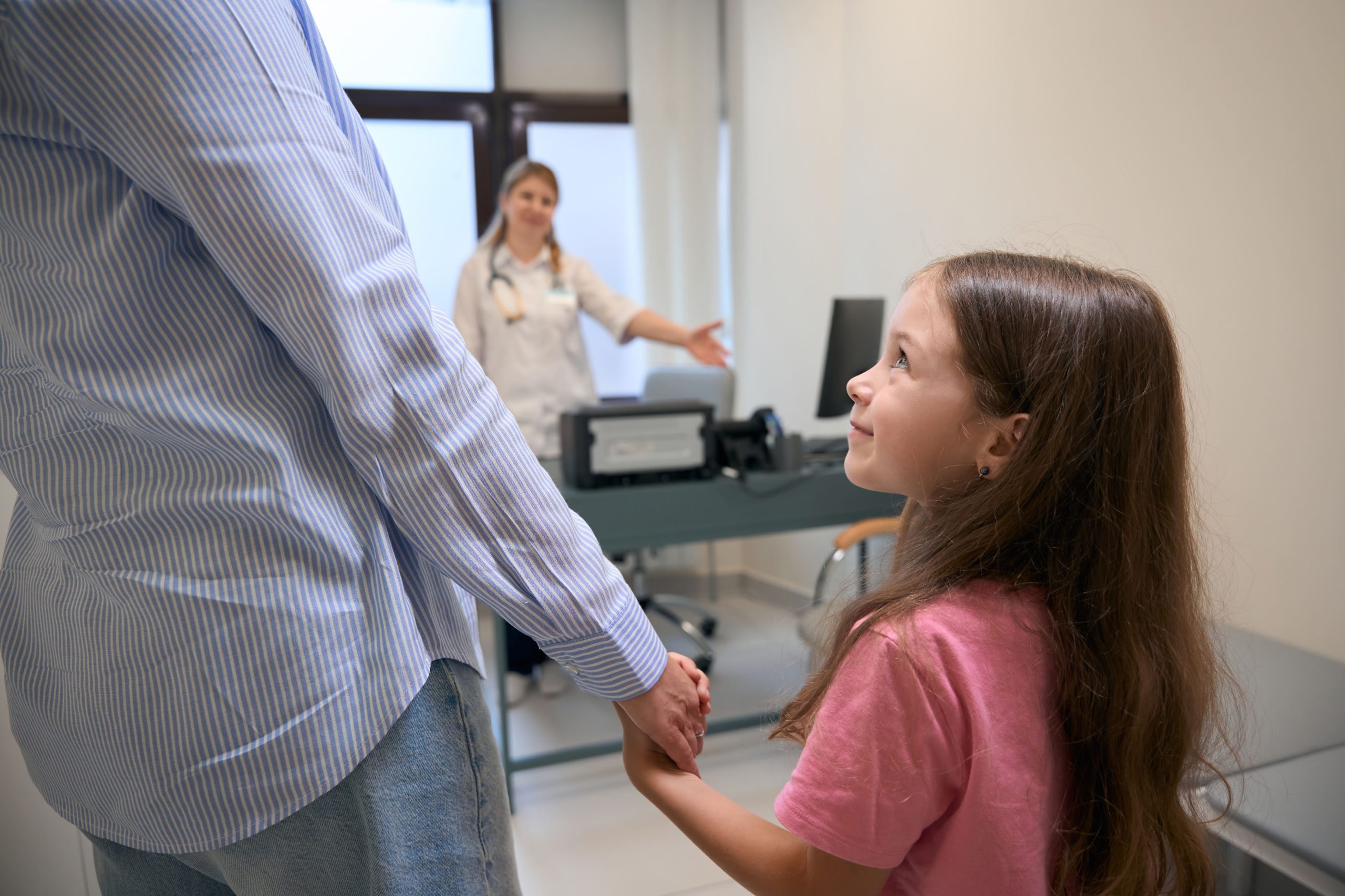 Мама з дитиною на прийомі у лікаря-педіатра