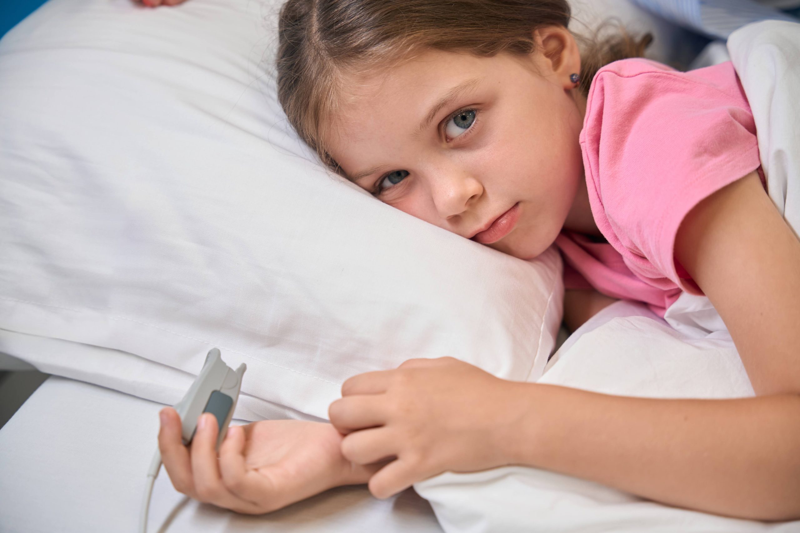 Дитина з пульсоксиметром у палаті