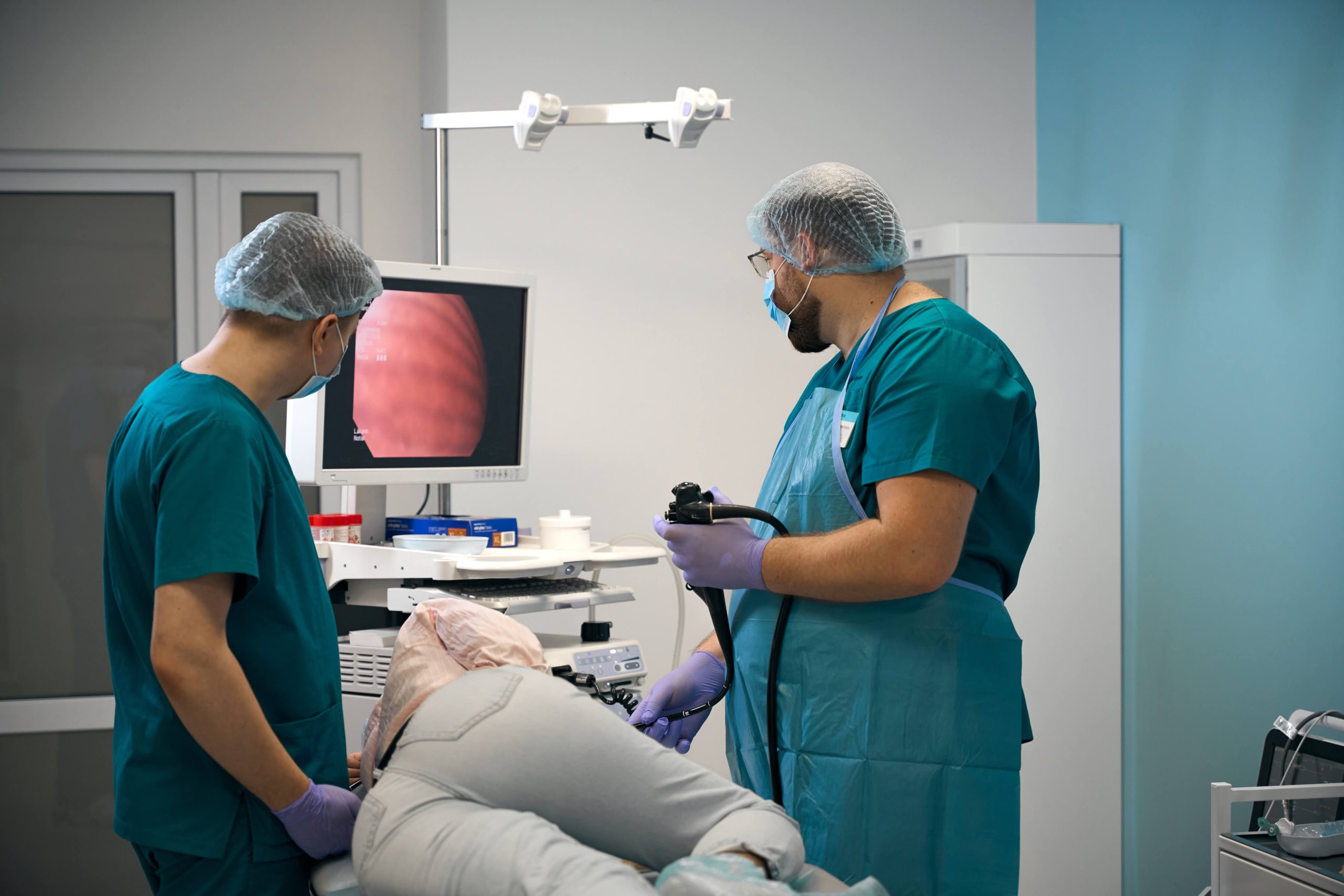 Лікар проводить гастроскопію пацієнту