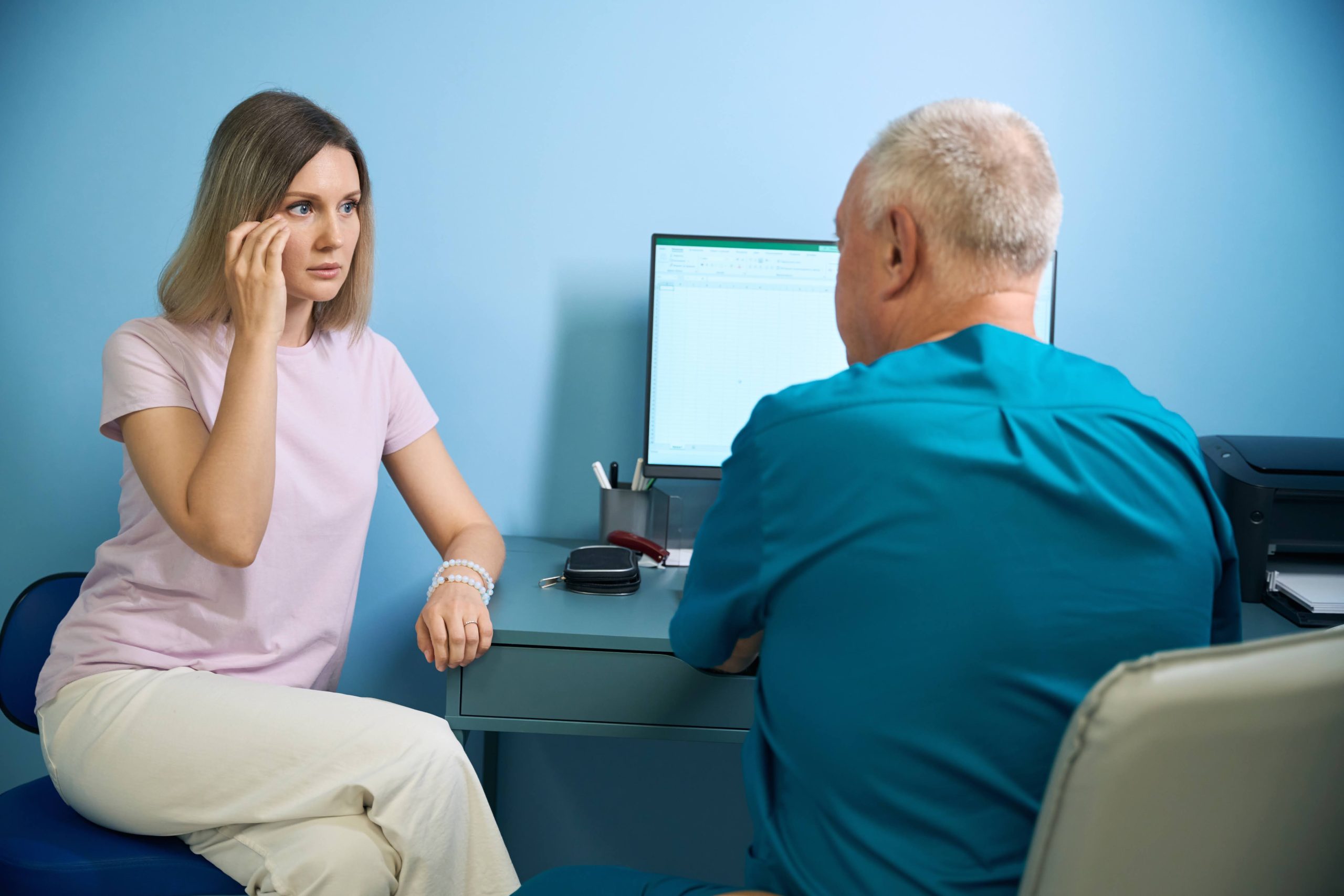 пацієнтка на прийомі у лікаря-офтальмолога