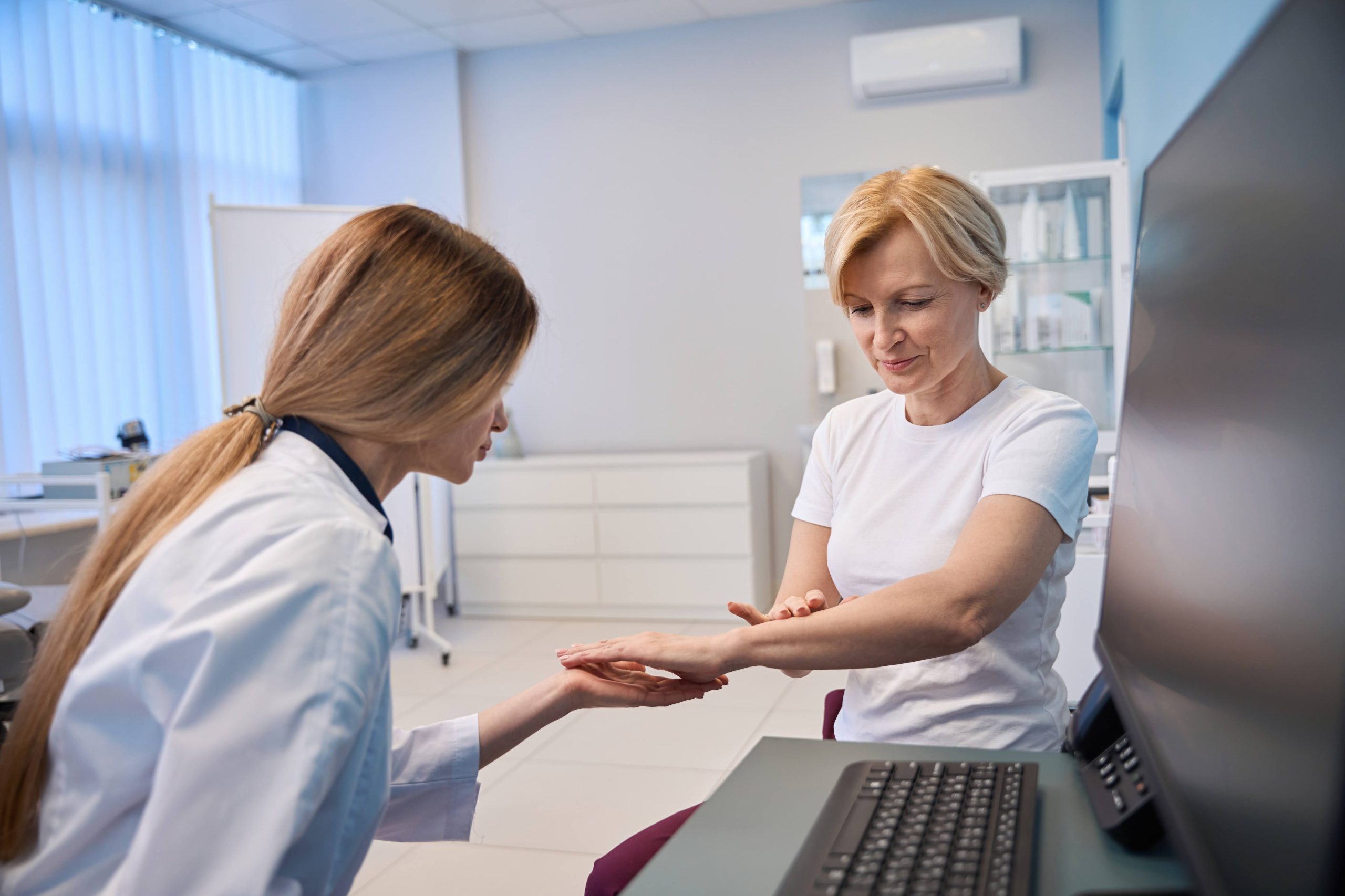 Пацієнтка на прийомі у лікаря-дерматолога