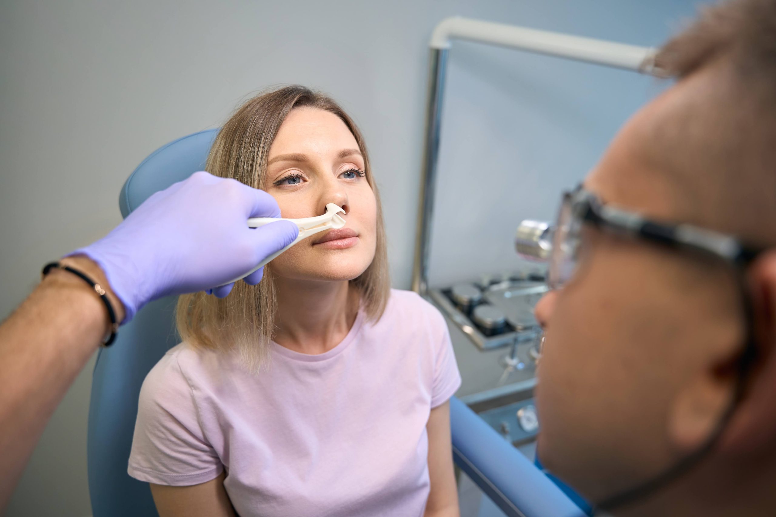 Проведення риноскопії лікарем-отоларингологом