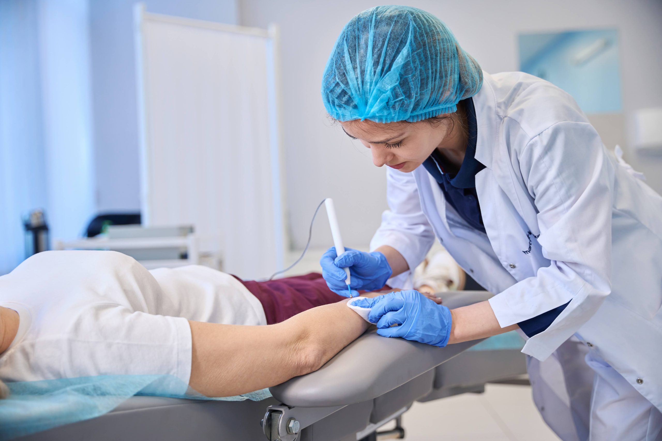 Видалення новоутворення електрокоагулятором у клініці