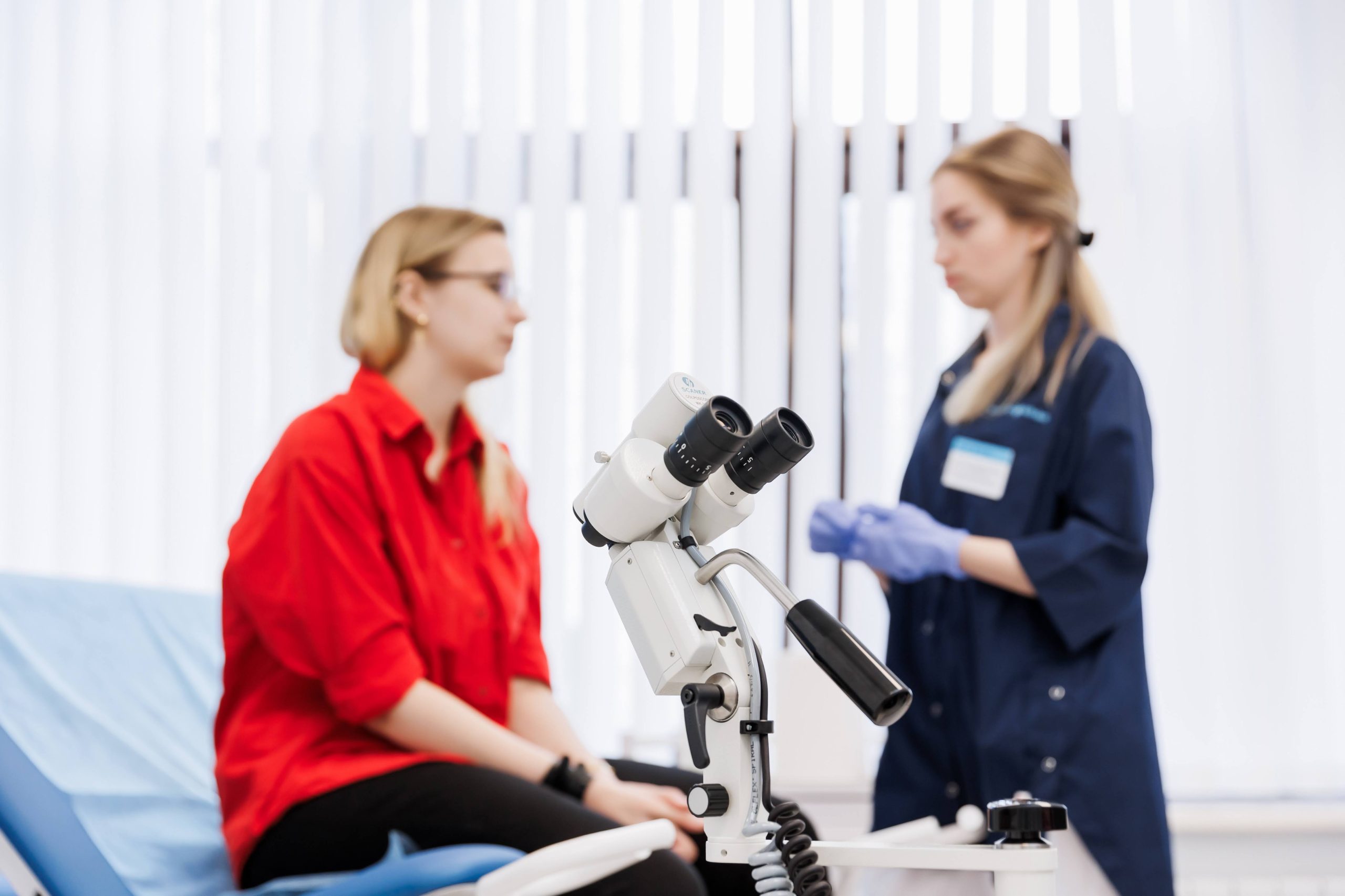 Кольпоскоп в кабінеті лікаря-гінеколога