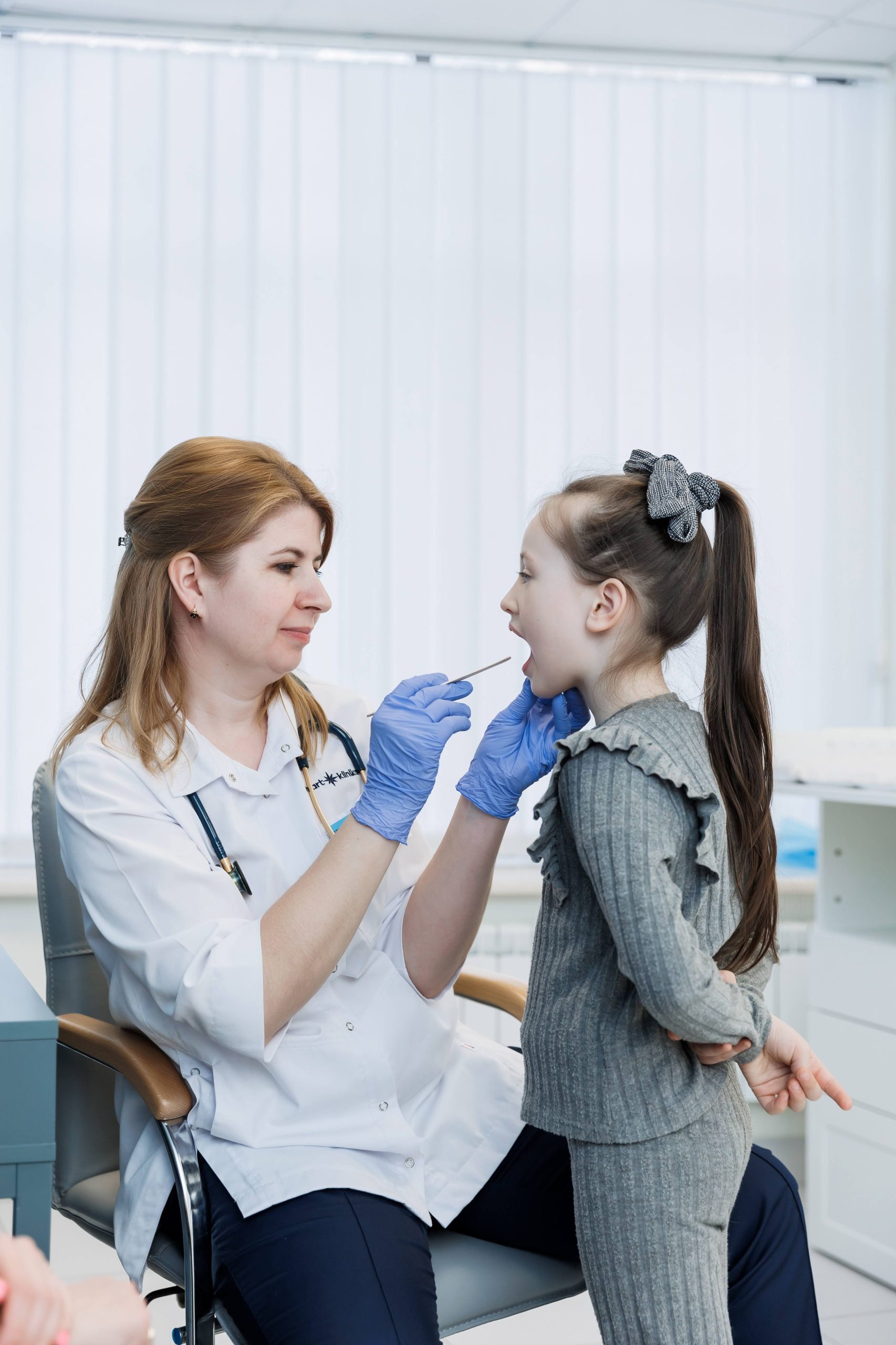 Взаємодія дитини та лікаря-педіатра під час прийому