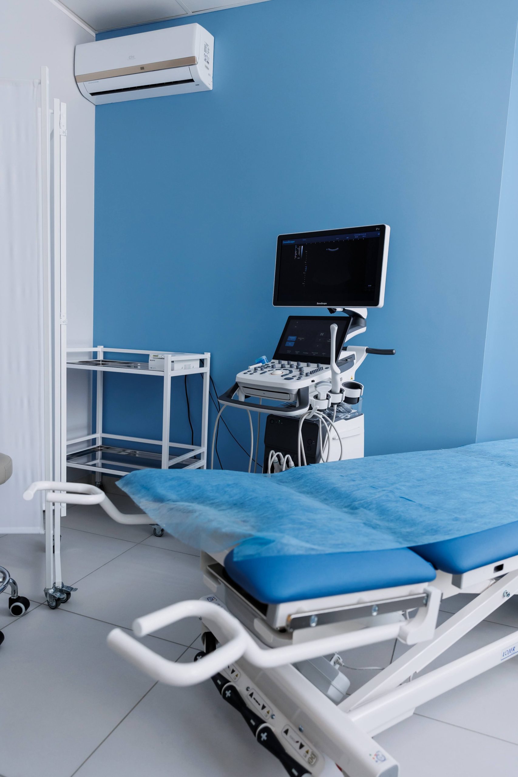 Кабінет лікаря, обладнаний гінекологічним кріслом та УЗД апаратом