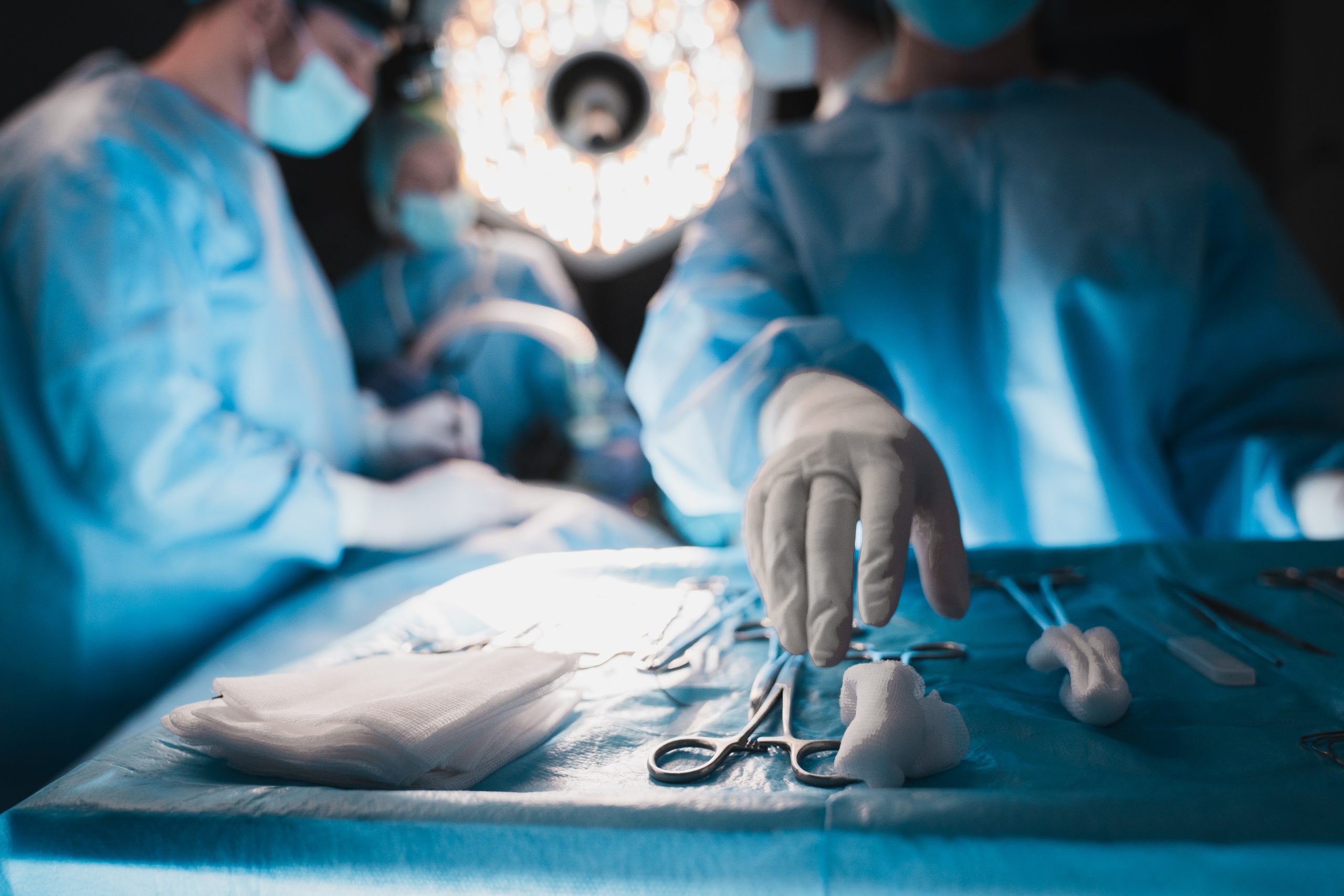 Медична сестра біля інструментального столика