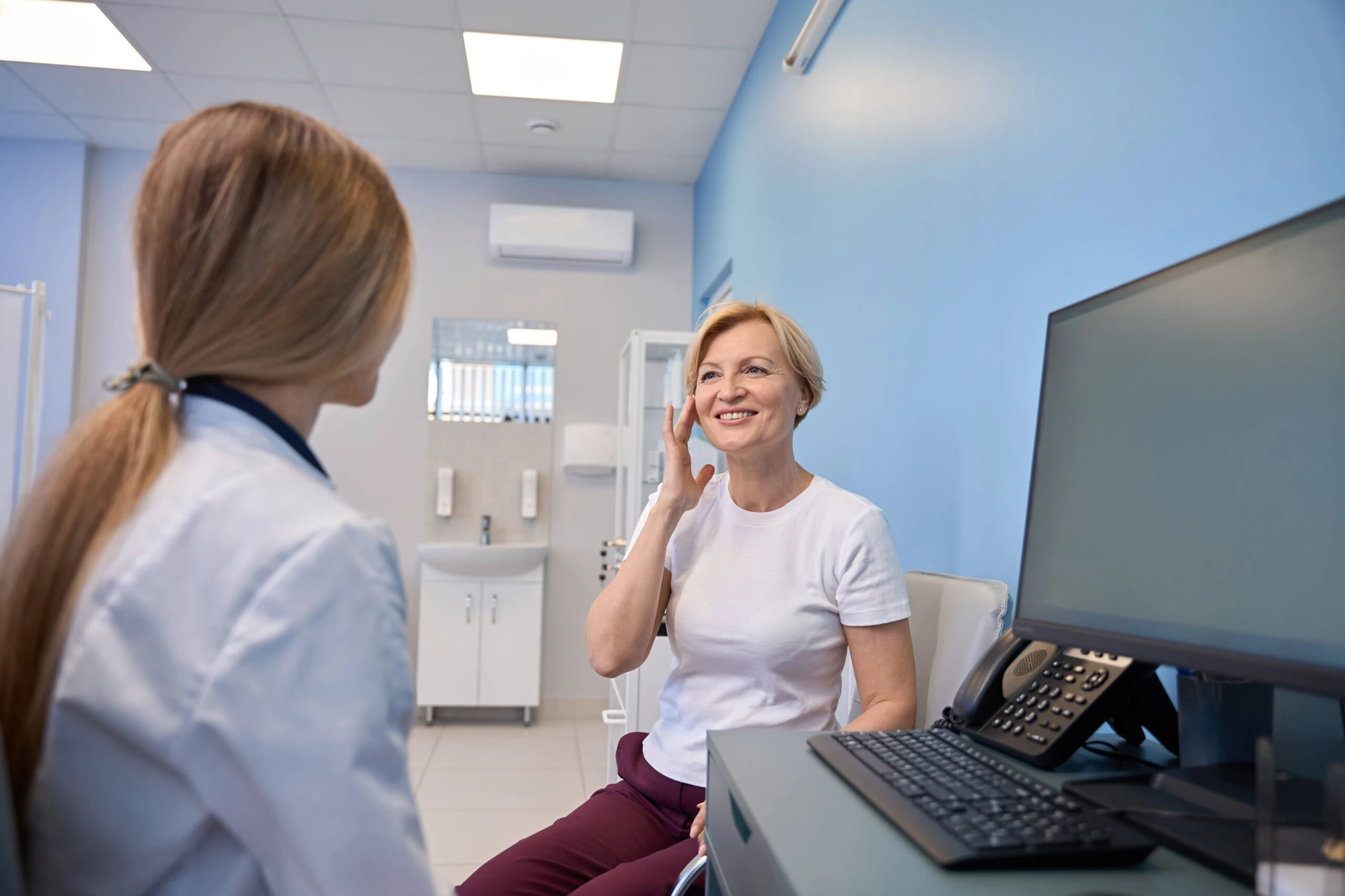 Пацієнтка на прийомі у лікаря-дерматолога