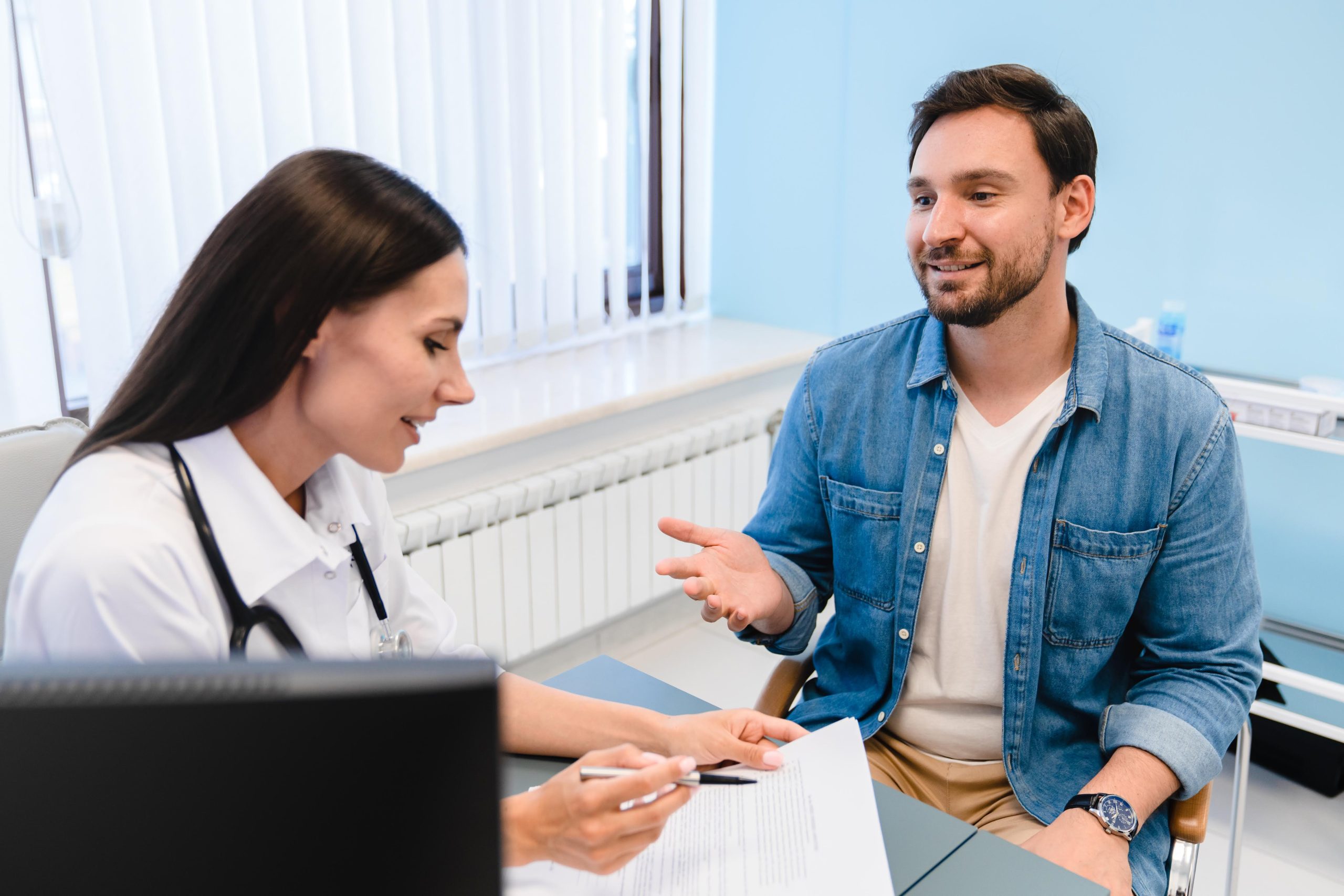 Пацієнт на консультації у лікаря в клініці