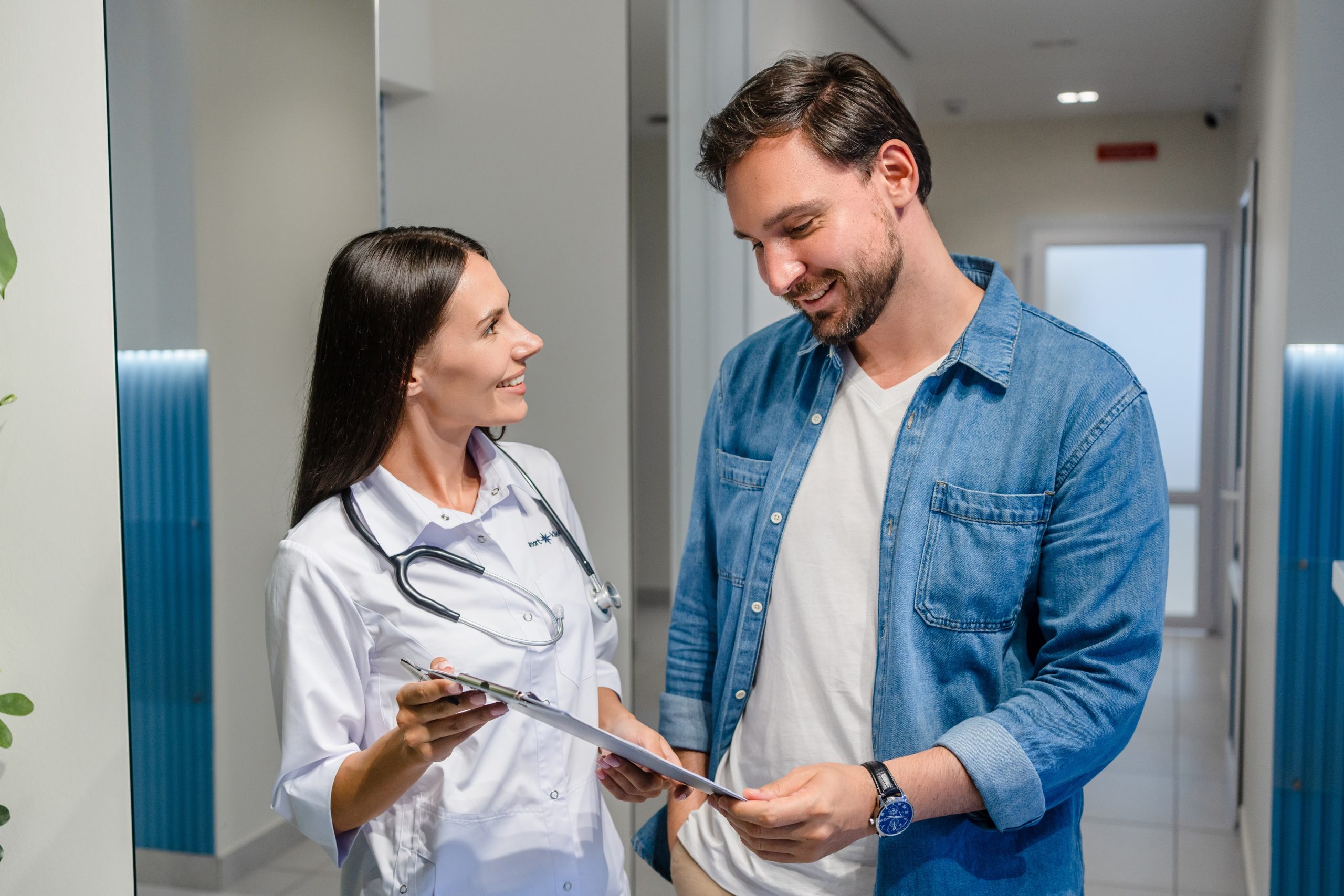 Лікар проводить пацієнта після прийому